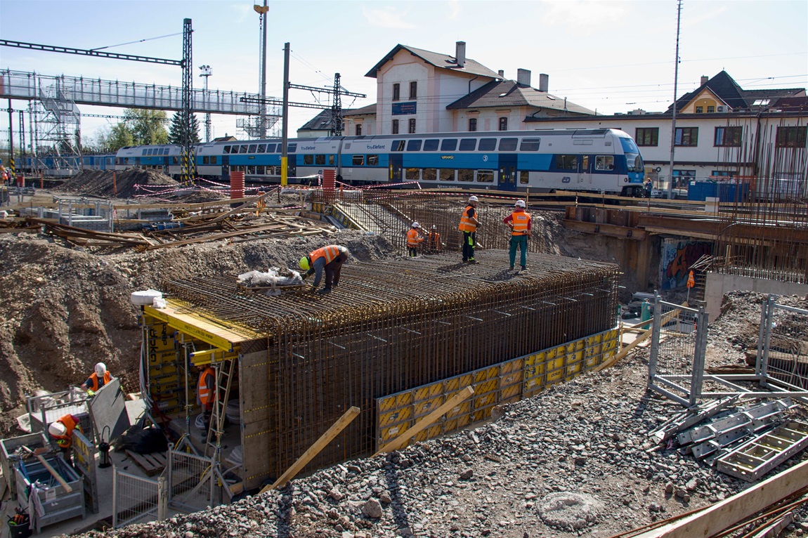 Postup stavebních prací na nových podchodech - na radotínském nádraží a podchod, který bude sloužit pěším a cyklistům po uzavření přejezdu v ulici Na Betonce, 10.5.2021