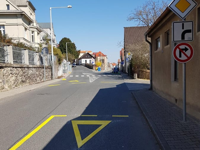 Dopravní značení křižovatky ulic Na Betonce a Strážovská, 25.3.2020 Dopravní značení křižovatky ulic Na Betonce a Strážovská, 25.3.2020