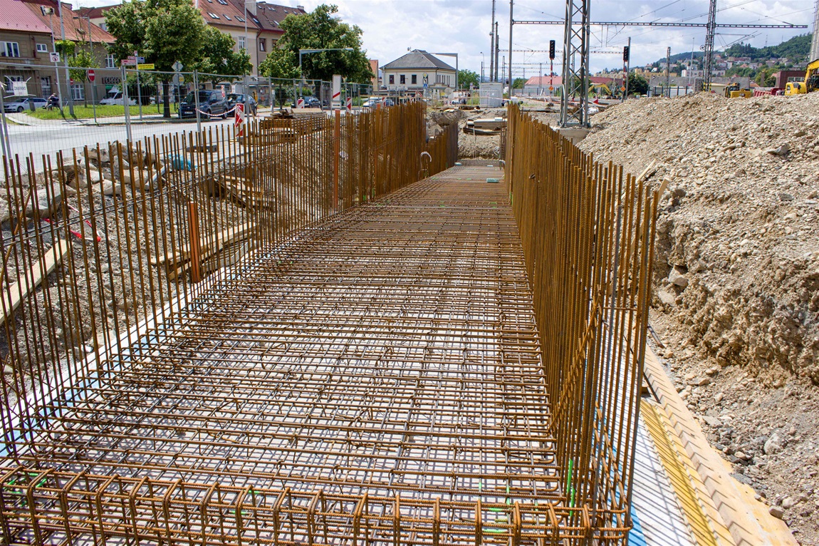 Postup stavebních prací na nových podchodech - na radotínském nádraží a podchod, který bude sloužit pěším a cyklistům po uzavření přejezdu v ulici Na Betonce, 11.8.2021