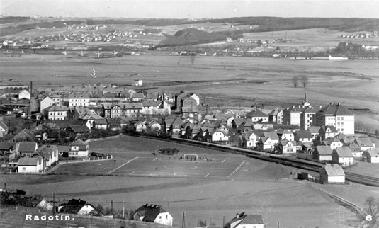 Pohled na škvárové hřiště ve 30. letech minulého století. Dnes zde stojí moderní sportovní hala a softbalová aréna