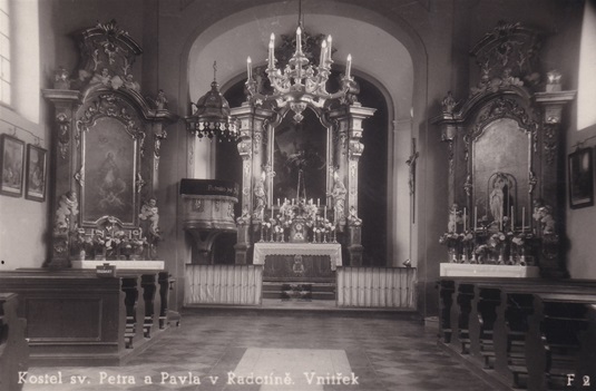 1930: Interiér kostela sv. Petra a Pavla