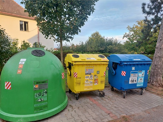 Stanoviště na tříděný odpad v Radotíně. Multikomoditní sběr plastů a nápojových kartonů je vidět na žlutém kontejneru