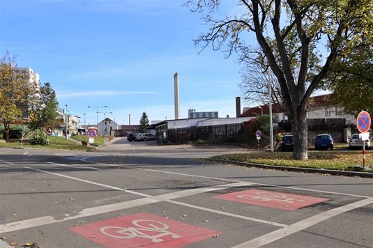 Propojení křižovatky s parkovištěm před Albertem. Do 2. listopadu 2023 platí na náměstí Osvoboditelů zákazy zastavení, 30.10.2023
