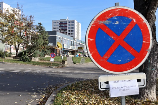 Propojení křižovatky s parkovištěm před Albertem. Do 2. listopadu 2023 platí na náměstí Osvoboditelů zákazy zastavení, 30.10.2023 Propojení křižovatky s parkovištěm před Albertem. Do 2. listopadu 2023 platí na náměstí Osvoboditelů zákazy zastavení, 30.10.2023