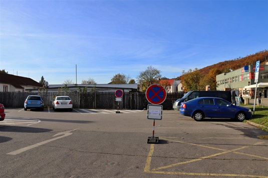 Propojení křižovatky s parkovištěm před Albertem. Do 2. listopadu 2023 platí na části parkoviště na náměstí Osvoboditelů zákazy zastavení, 30.10.2023