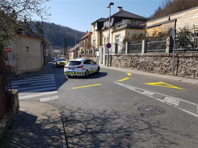 Dopravní značení křižovatky ulic Na Betonce a Strážovská, 25.3.2020 Dopravní značení křižovatky ulic Na Betonce a Strážovská, 25.3.2020