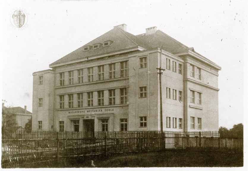 (1928) Dnešní gymnázium svou vnější podobu prakticky nezměnilo. 