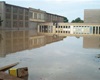 Povodně 2002: Zatopený areál základní školy
